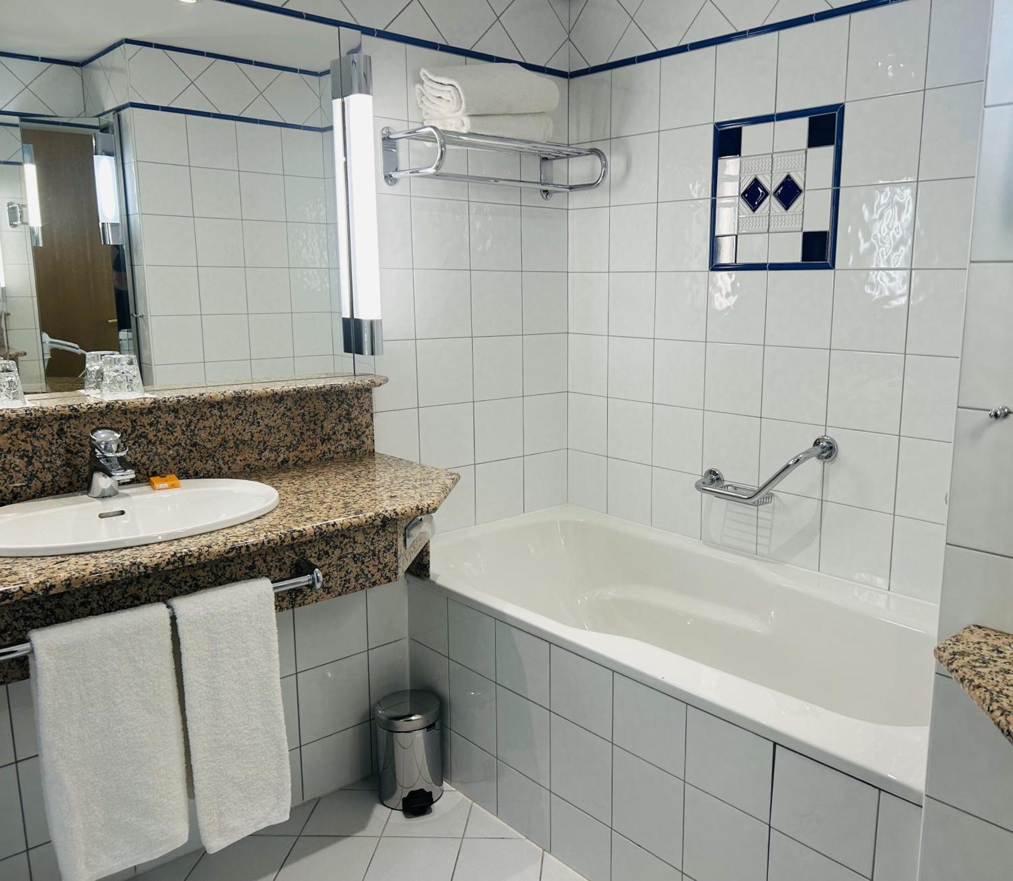 فيشي سبا هوتيل ليه سيليستان المظهر الخارجي الصورة Bathroom with bathtub