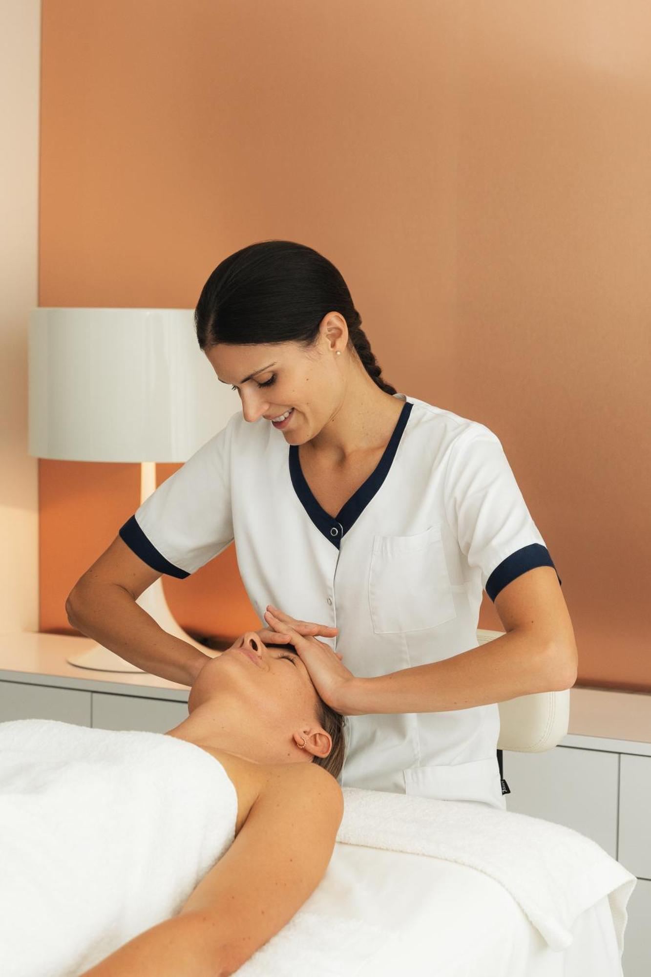 فيشي سبا هوتيل ليه سيليستان المظهر الخارجي الصورة A spa employee giving a facial treatment