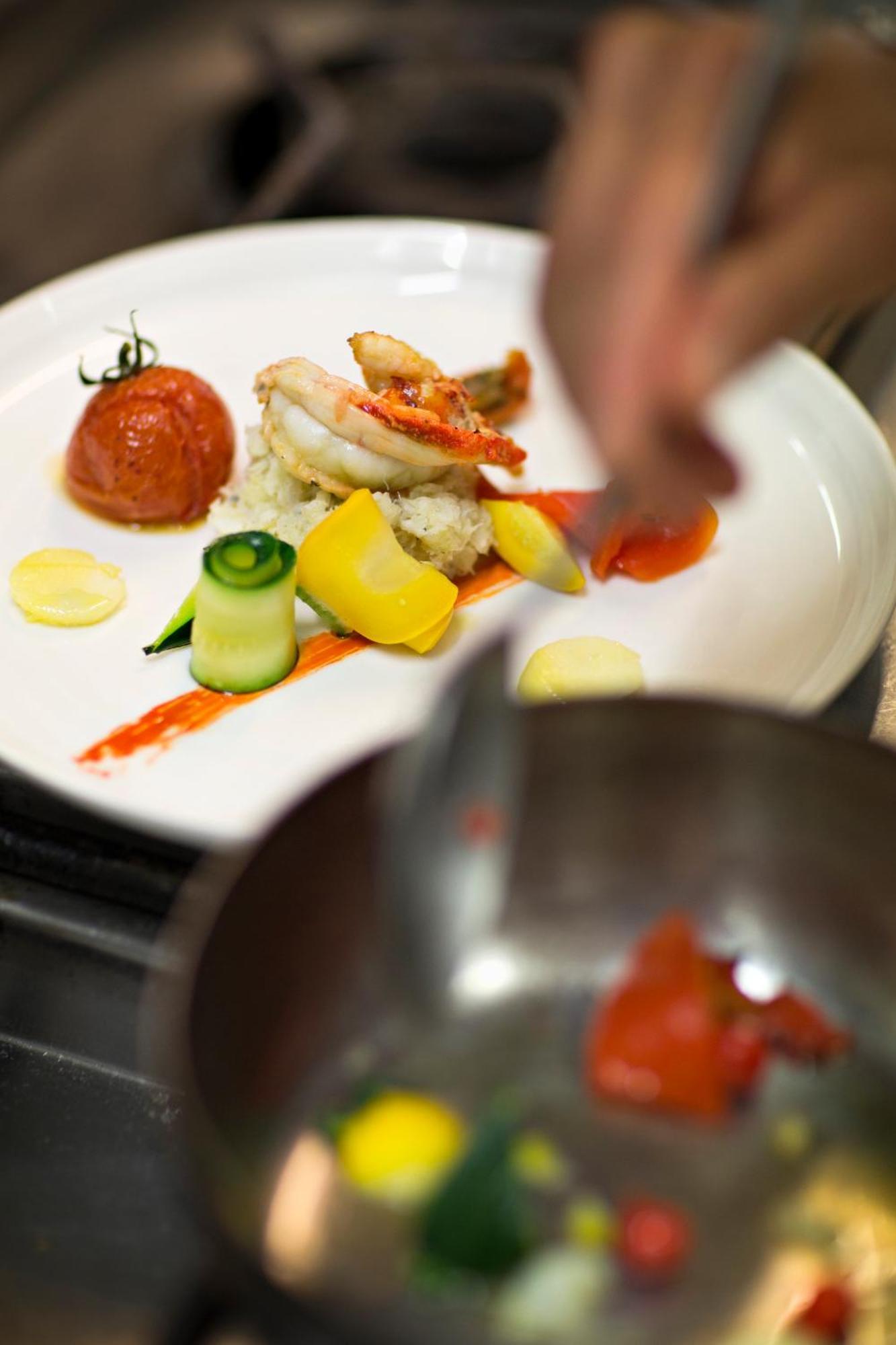 فيشي سبا هوتيل ليه سيليستان المظهر الخارجي الصورة A chef finishing a plate