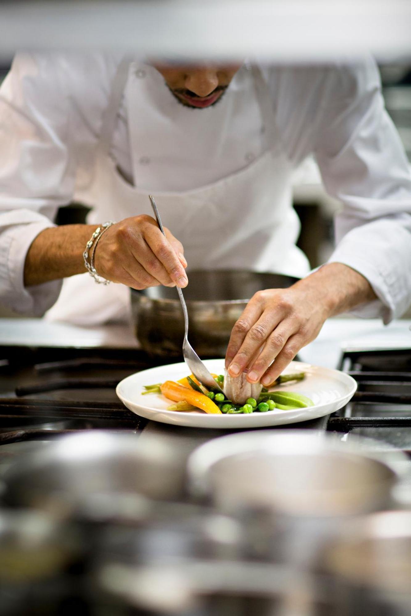 فيشي سبا هوتيل ليه سيليستان المظهر الخارجي الصورة A chef preparing a plate of food