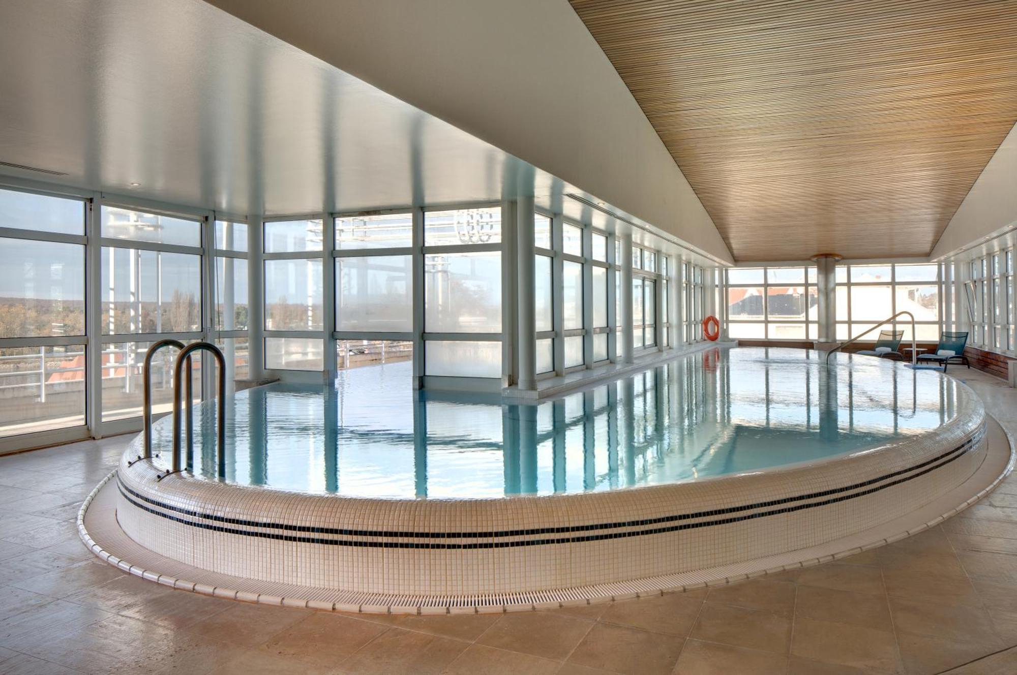 فيشي سبا هوتيل ليه سيليستان المظهر الخارجي الصورة The swimming pool at the University of Bath