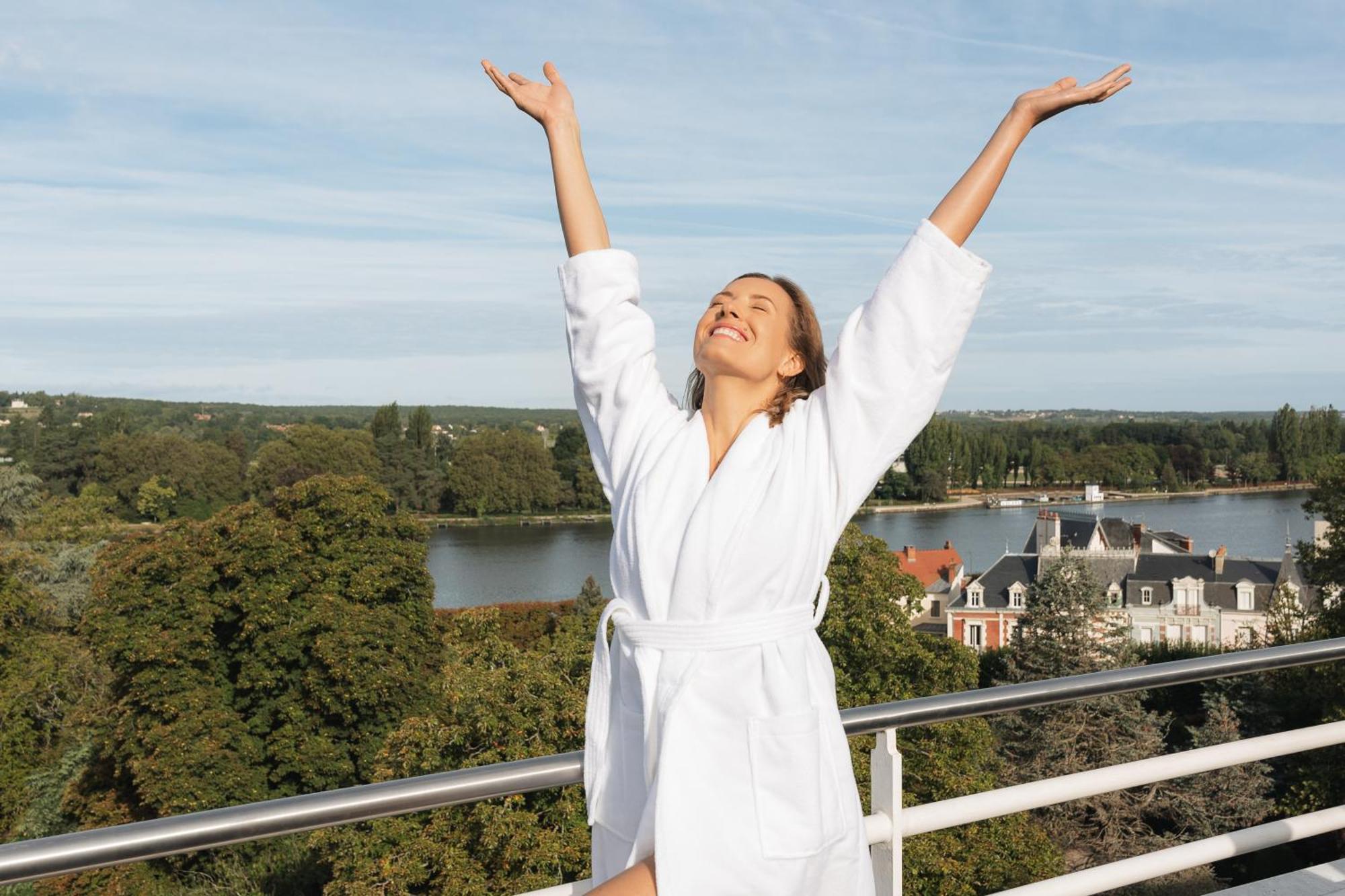 فيشي سبا هوتيل ليه سيليستان المظهر الخارجي الصورة A woman wearing a bathrobe