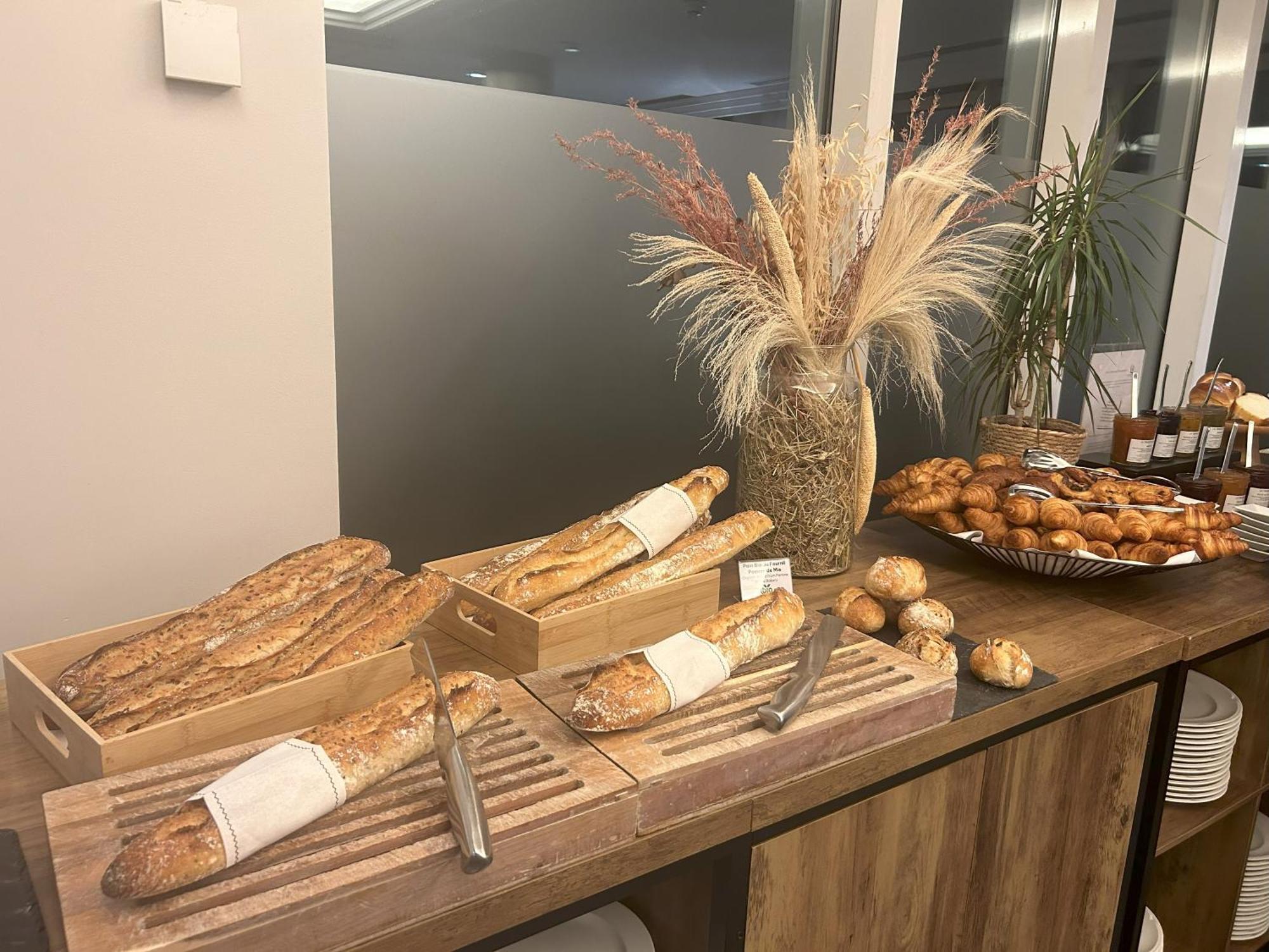 فيشي سبا هوتيل ليه سيليستان المظهر الخارجي الصورة Bread and pastries at a buffet