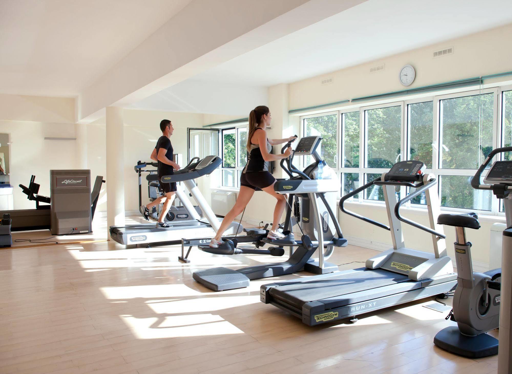 فيشي سبا هوتيل ليه سيليستان المظهر الخارجي الصورة A gym in a hotel